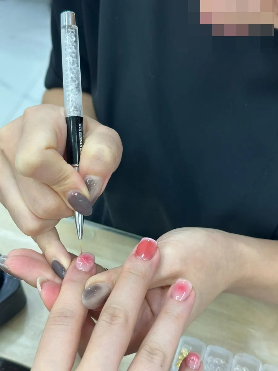 색상을 추가한 네일 과정