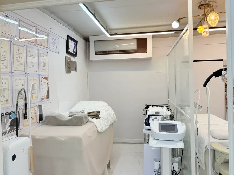 Byuazeu Hongdae salon offering nails and lash lift together