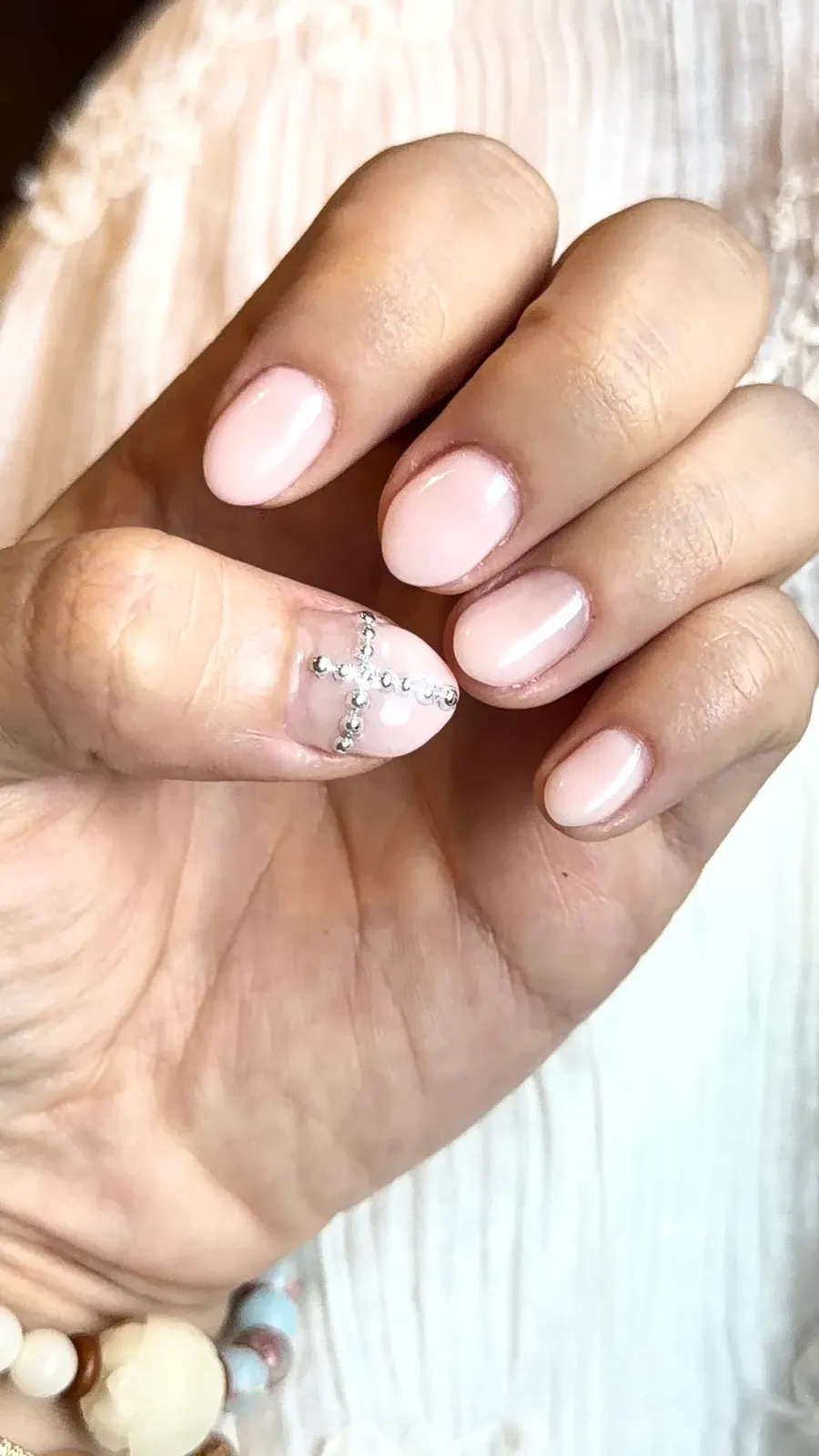 Hand photo of the finished pink cubic nails