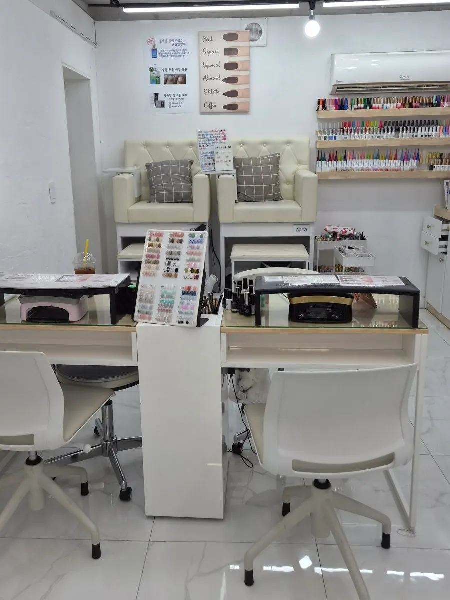 The white-toned interior of Byuazeu Hongdae