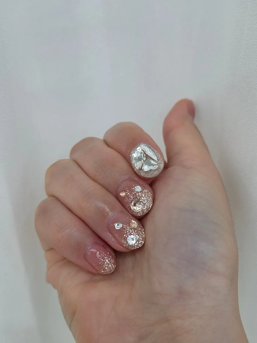 Full parts placed on both index fingers as the design's point