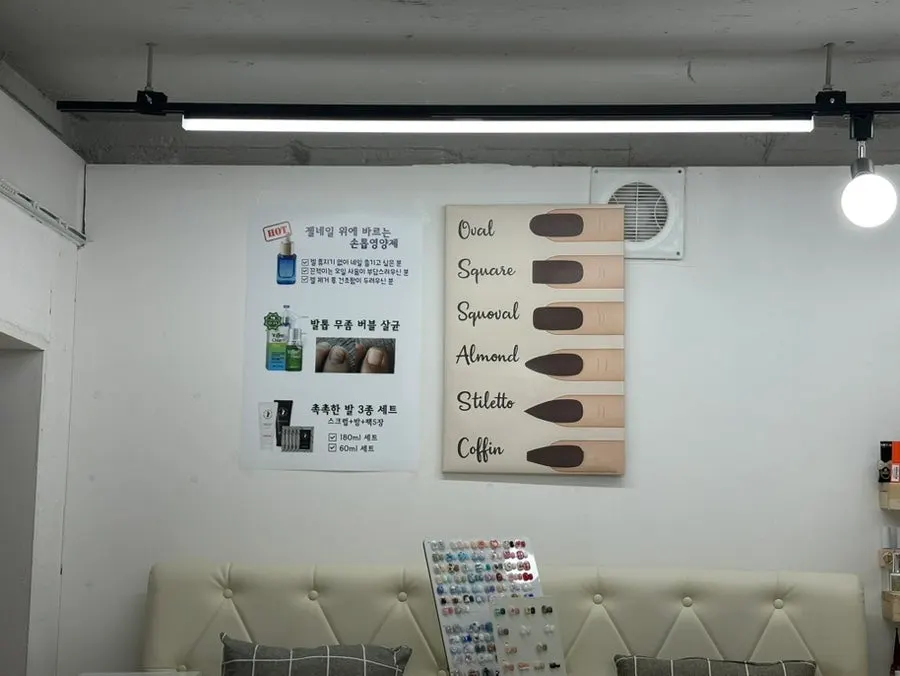 벽면을 채운 네일 팁 디자인