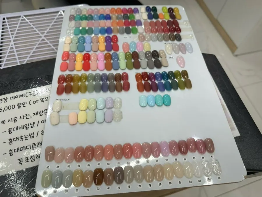 손톱에 올려 비교한 세 가지 핑크 컬러