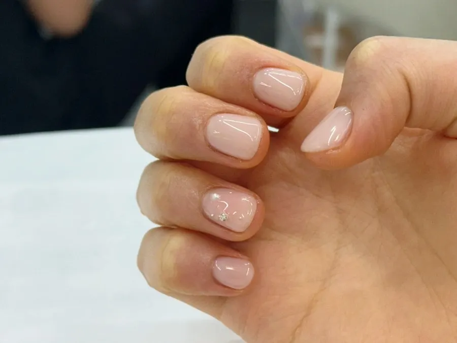 치크와 파츠 포인트를 올린 피치핑크 젤네일