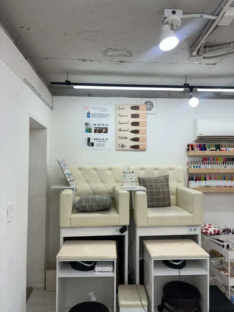 Exterior of Byuazeu nail salon near Hongik University Station