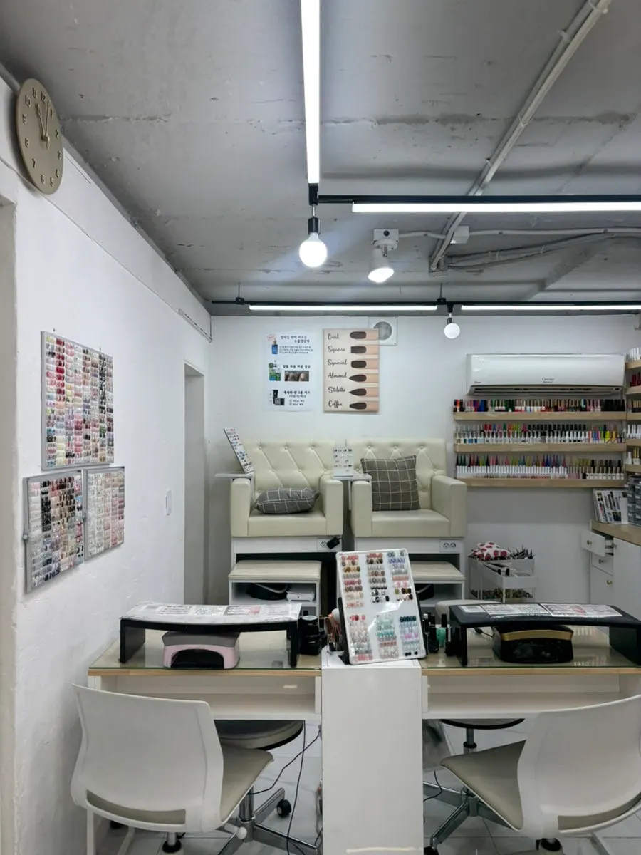 Display of Byuazeu's gel nail design samples