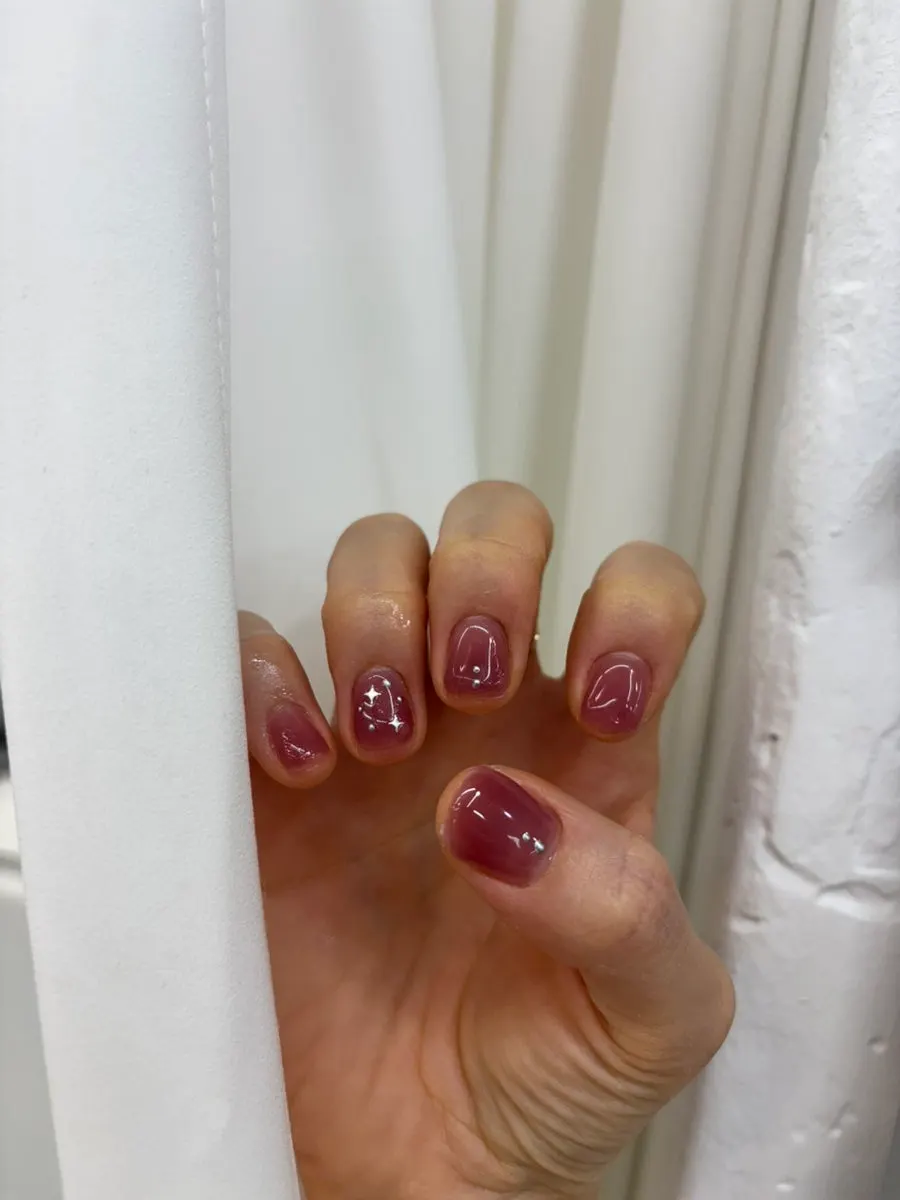 Close-up of the dimensional purple gel nails
