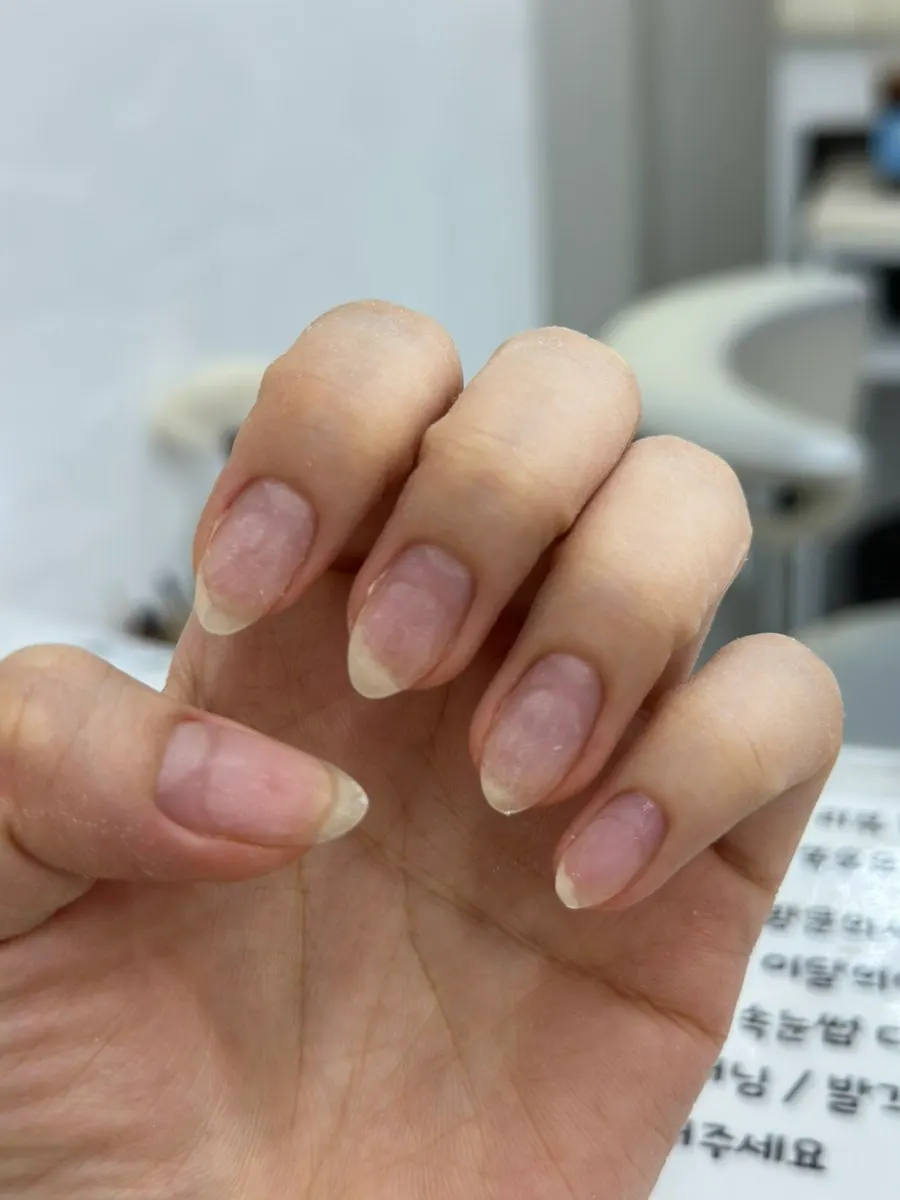 파일링 중인 네일 시술 장면