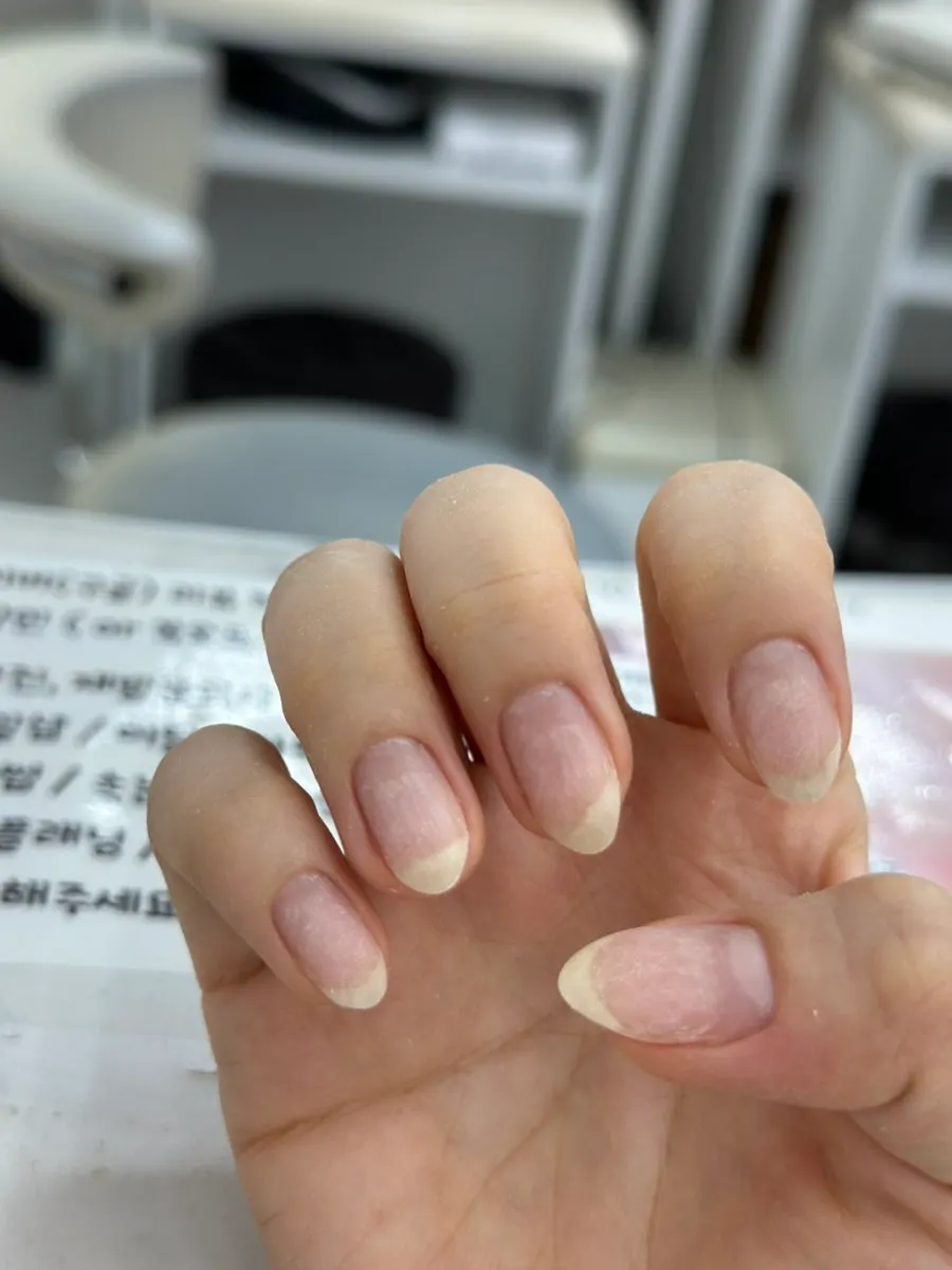 길이와 쉐입을 잡는 네일 시술 과정