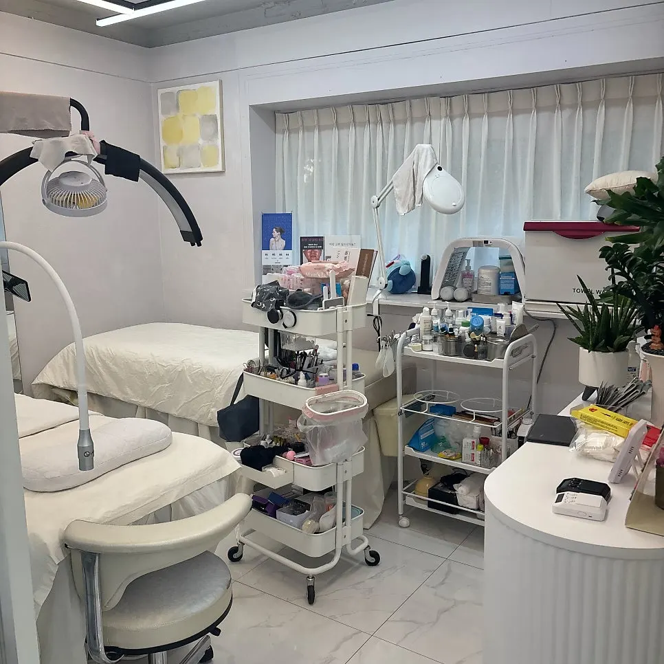 Neatly arranged treatment area at Byuazeu Hongdae