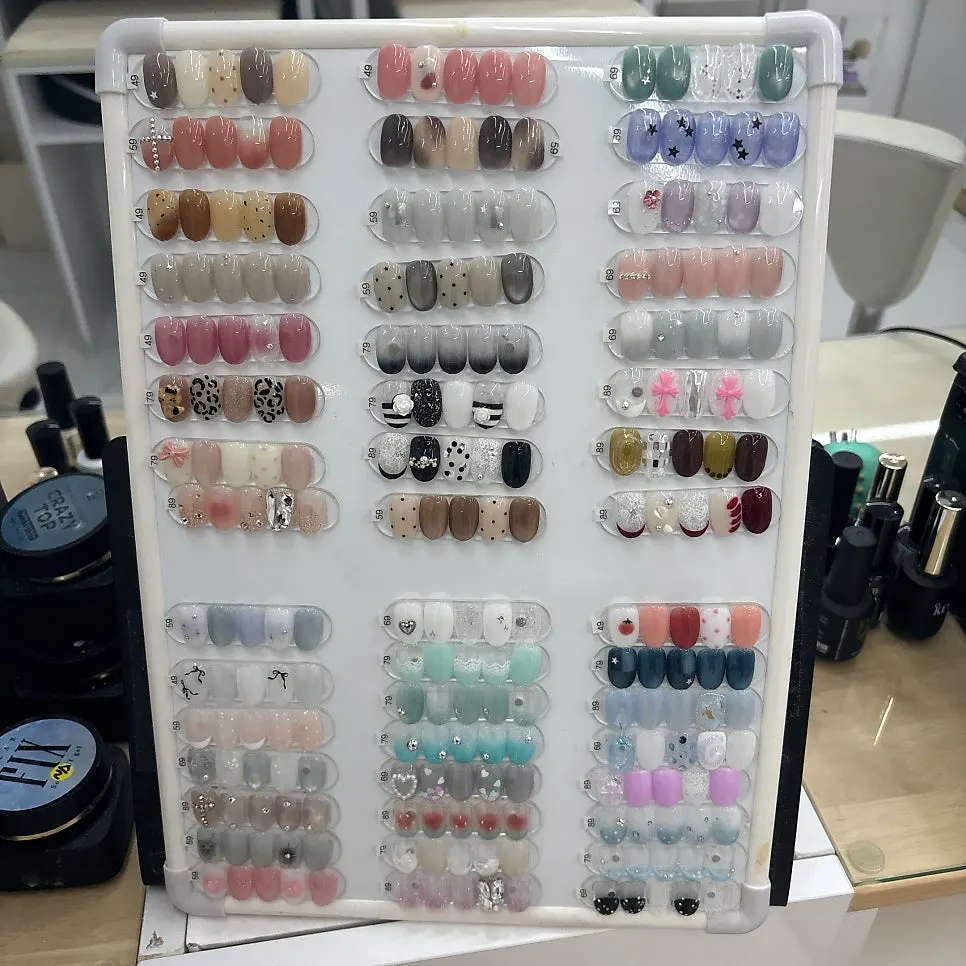 Display of nail color samples at Byuazeu