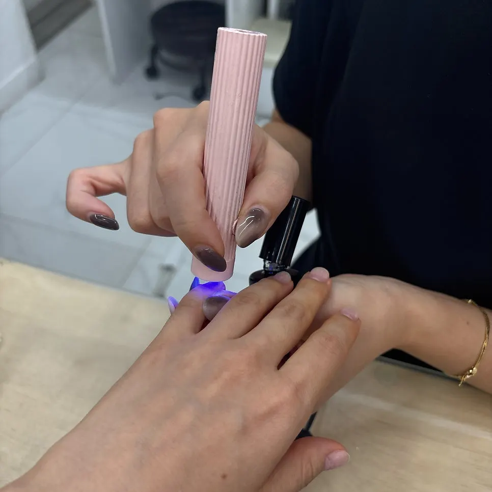 Minji-teacher's nail application process