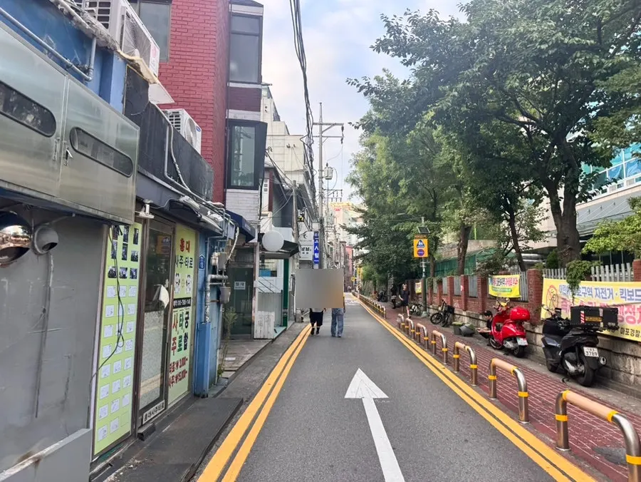 Exterior of Byuazeu nail salon near Hongik University Station