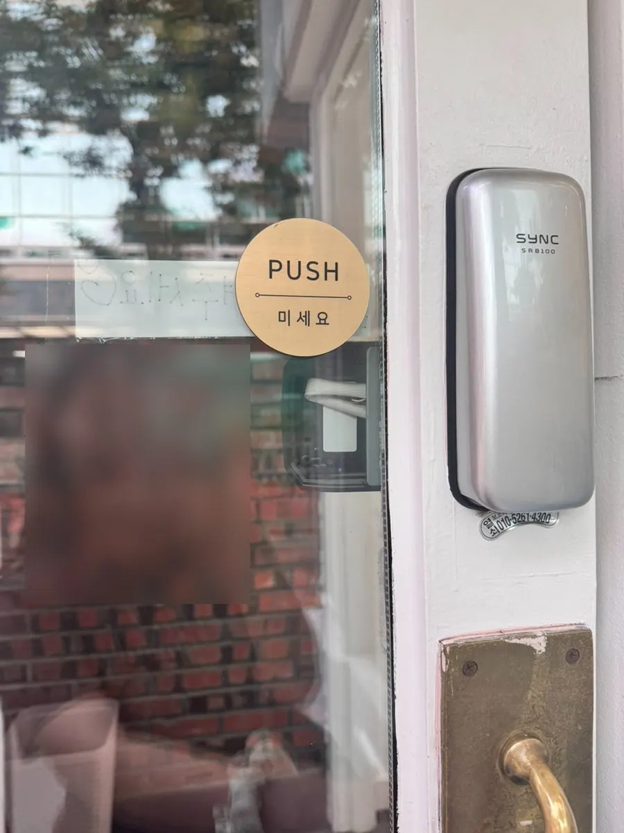 Entrance of Byuazeu Hongdae nail salon