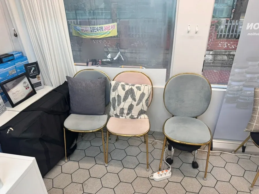 White-toned interior of Byuazeu Hongdae