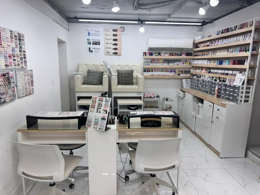 Nail art treatment table