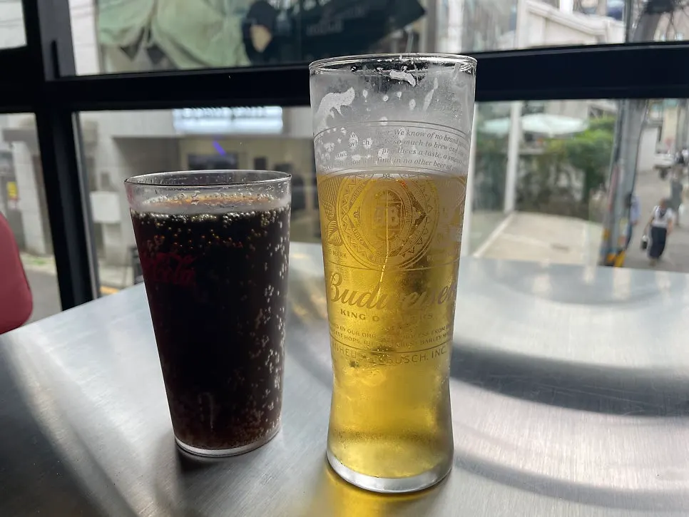테이블에 놓인 생맥주 잔