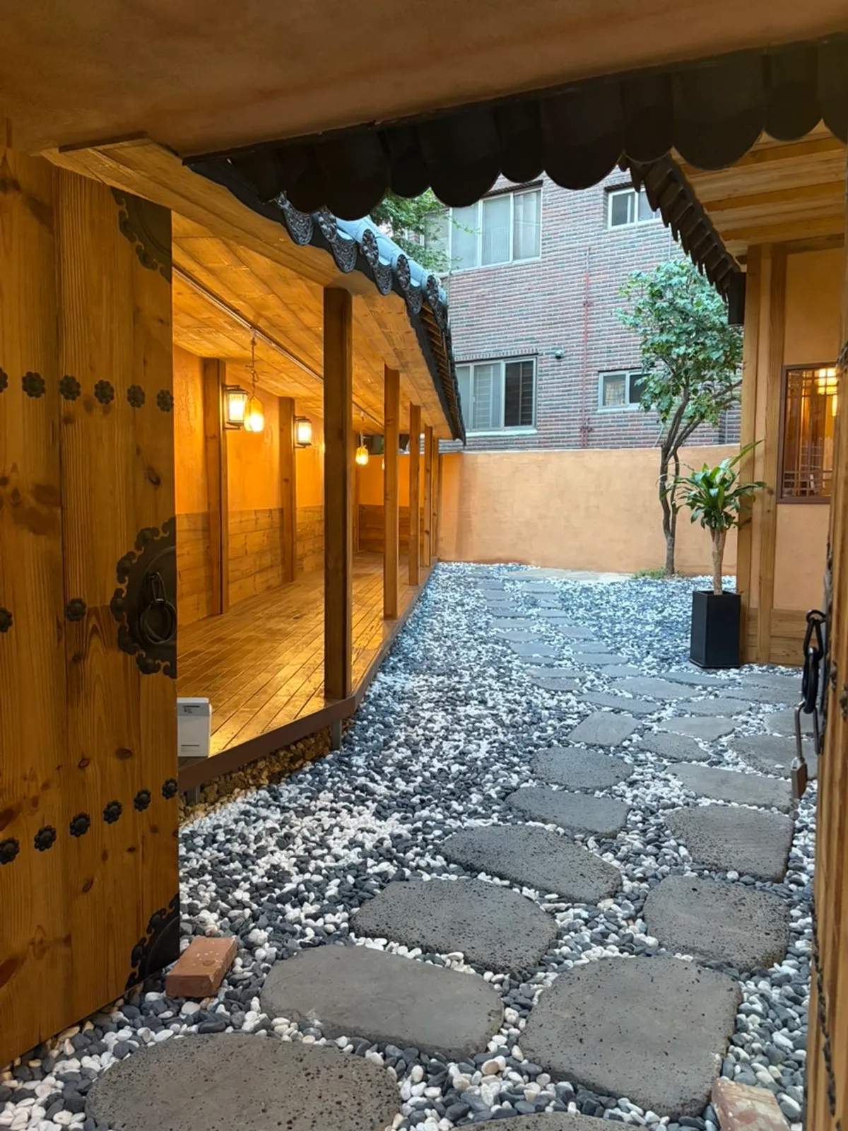 Anok's distinctive Korean dining atmosphere in Hongdae