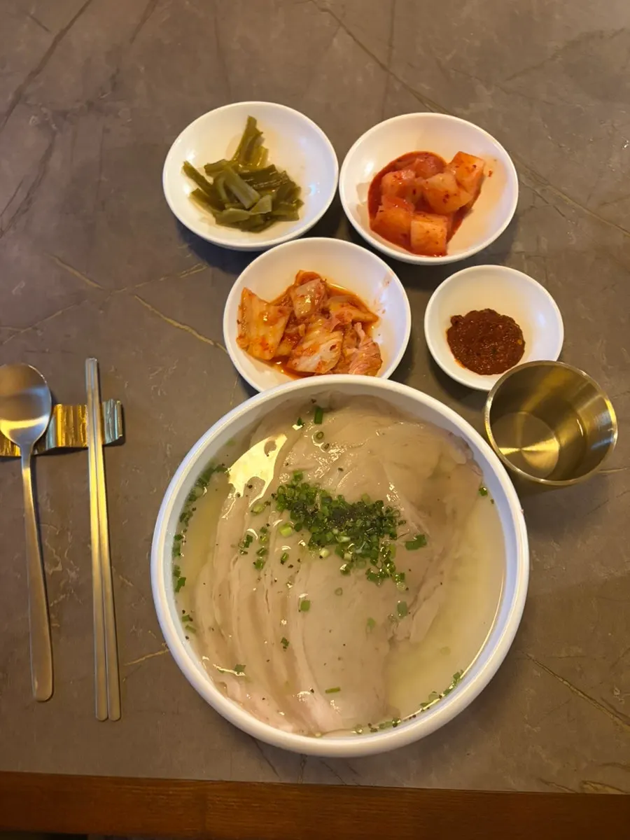 Anok's gomtang and table setting