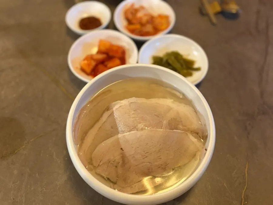 A dining scene after ordering gomtang at Anok