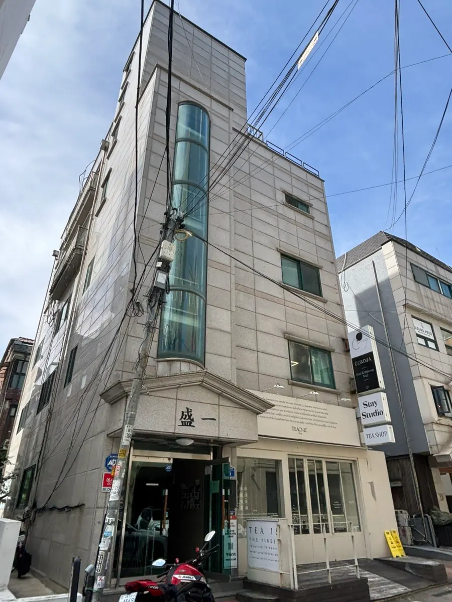 Before visiting Comma Hair & Makeup in Hongdae