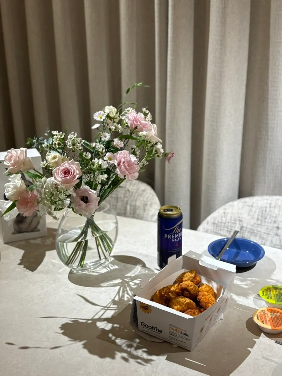 테이블에 차려진 고추바사삭 순살