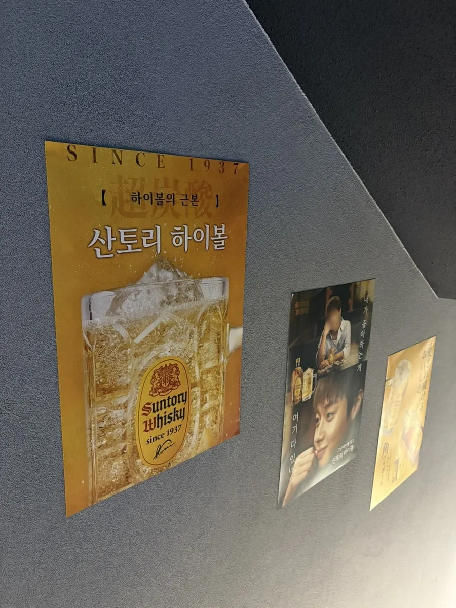 굽네치킨 홍대레드로드점 실내 조명