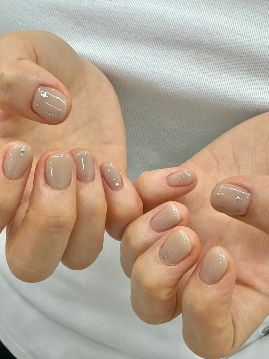 Meticulous cuticle care in progress