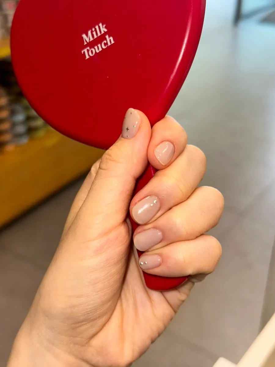 Grayish-beige autumn nails