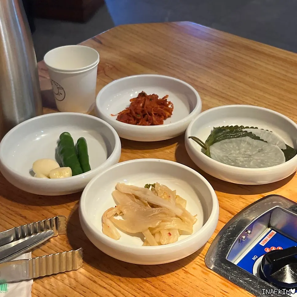 Table setting before ordering meat