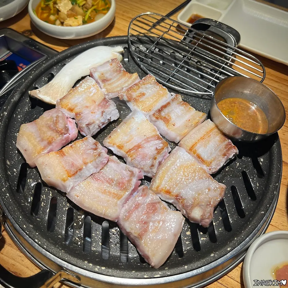 Ogyeopsal and side dishes on the table