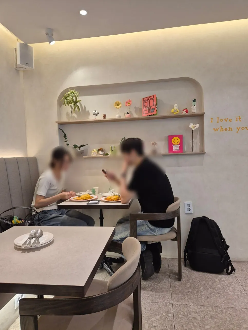 저녁 시간대 오밀 홍대 분위기