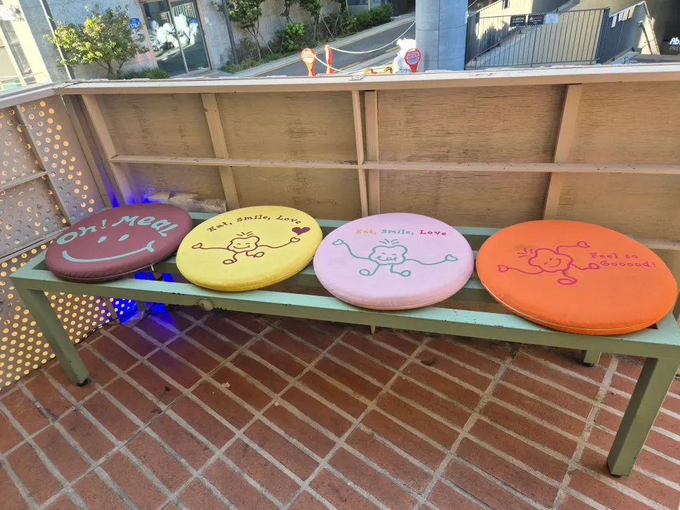 오일파스타와 연어스테이크 뇨끼 식사