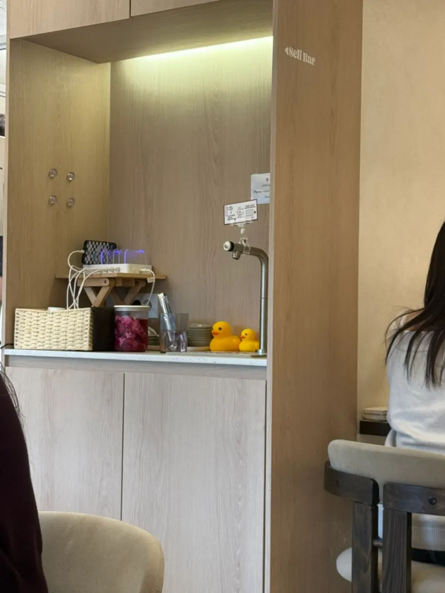 오밀 홍대 셀프바와 충전 공간
