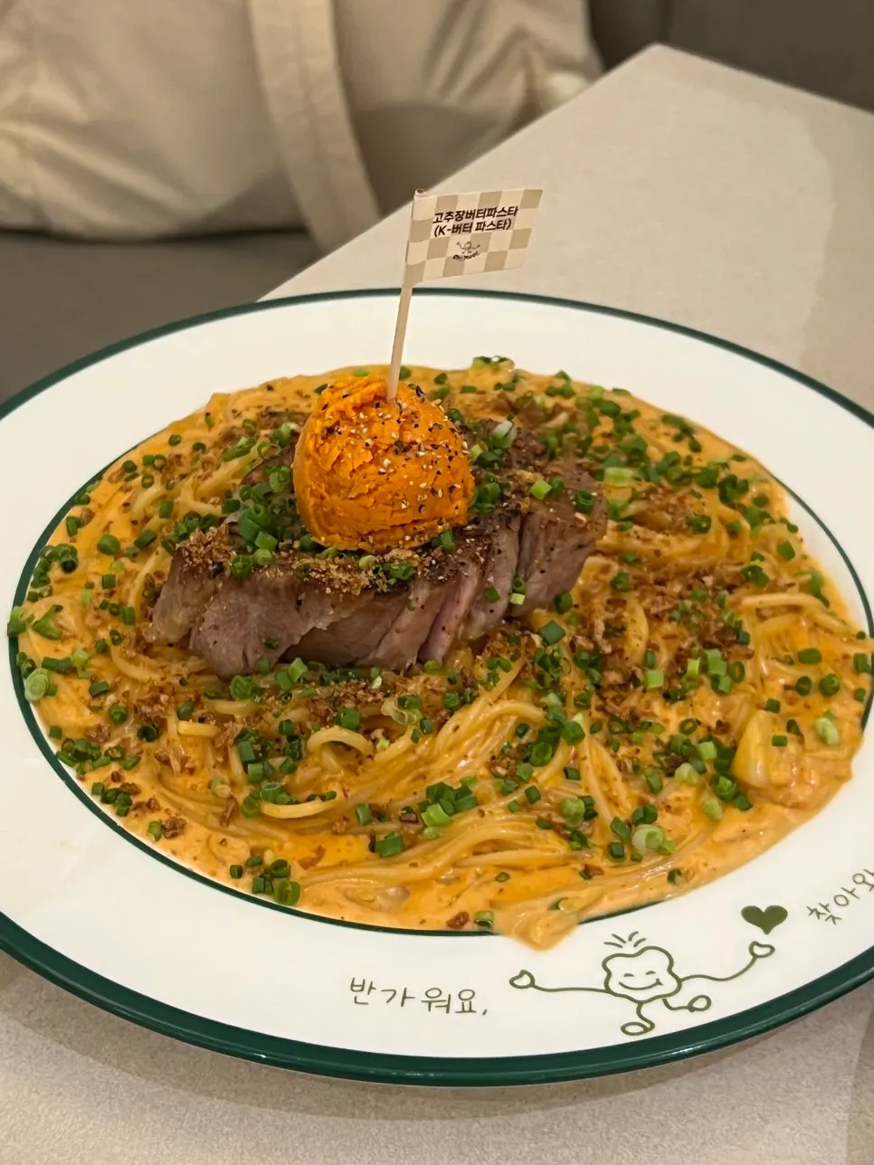 The rubber duck and omurice placed on the table