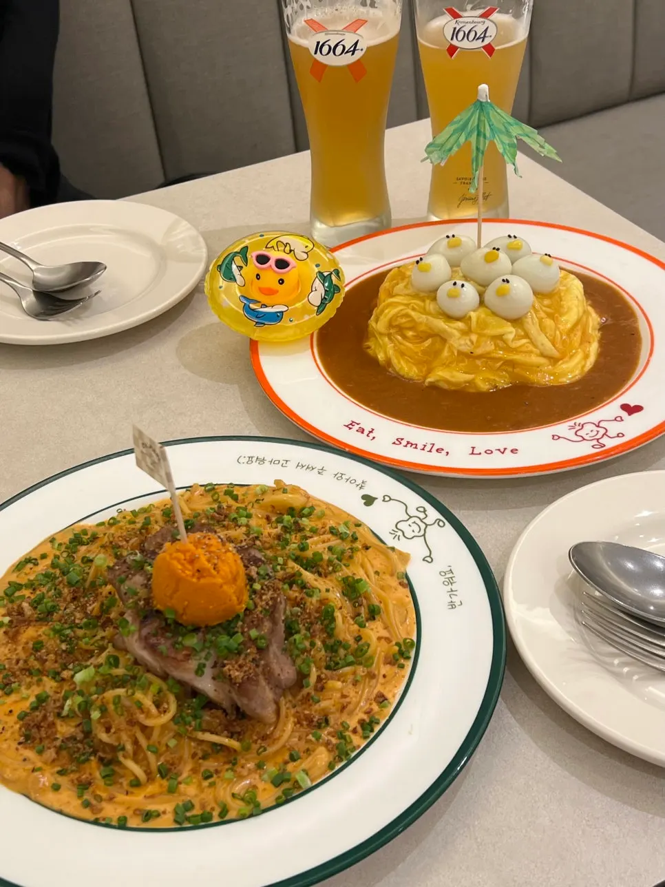 Table with pasta, omurice, and beer together