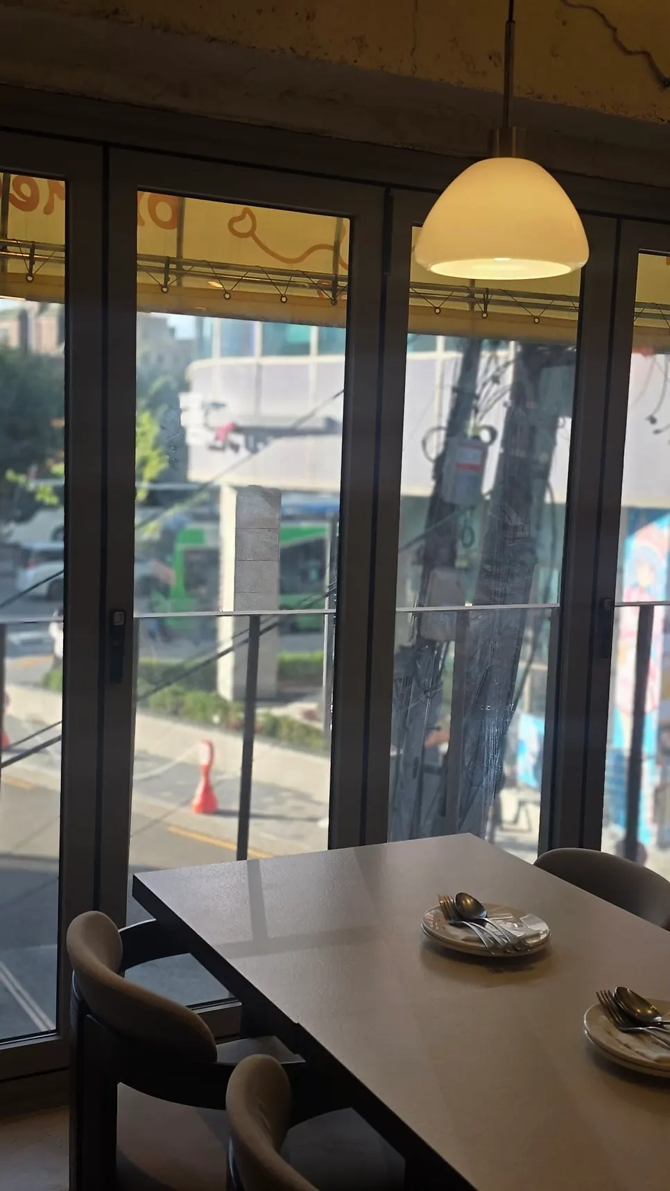 노란 벽면과 로고 간판의 오밀 입구