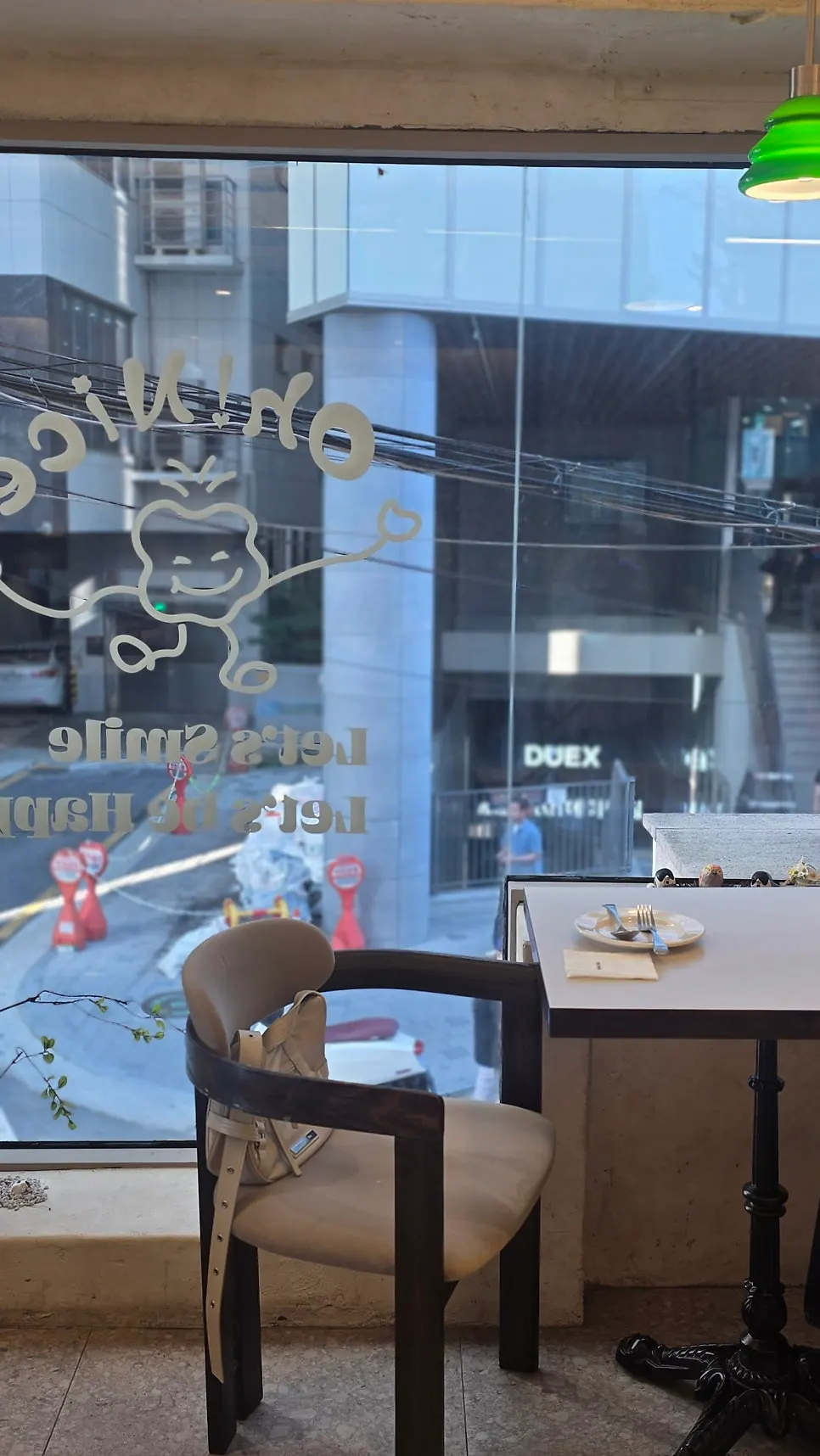 노란 벽면과 로고 간판의 오밀 입구