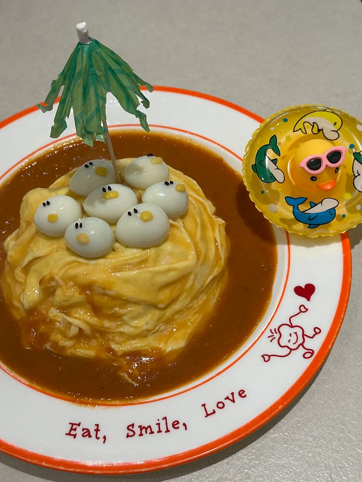 작은 오리가 올려진 러버덕 오므라이스