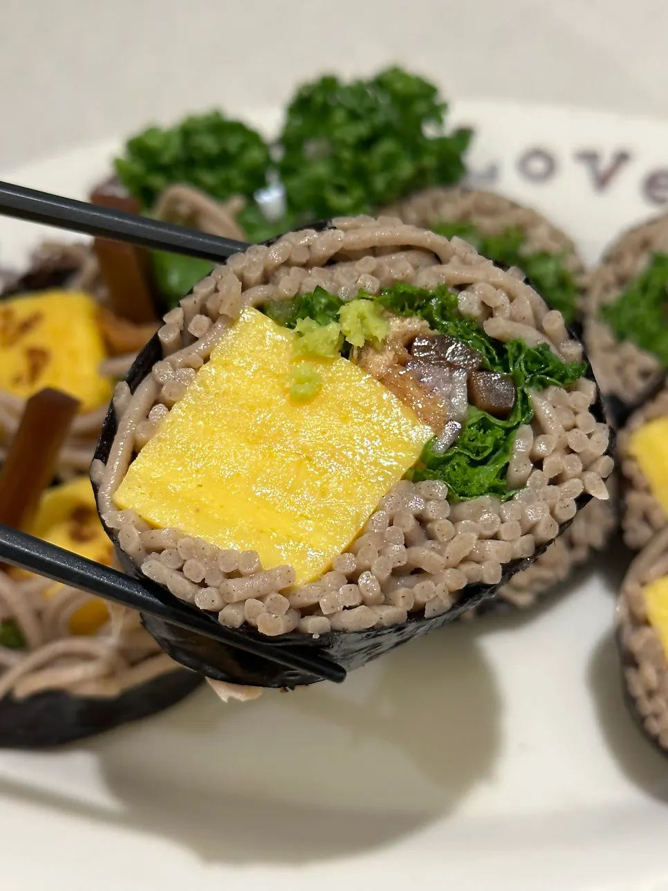 속이 꽉 찬 소바마끼 한 조각