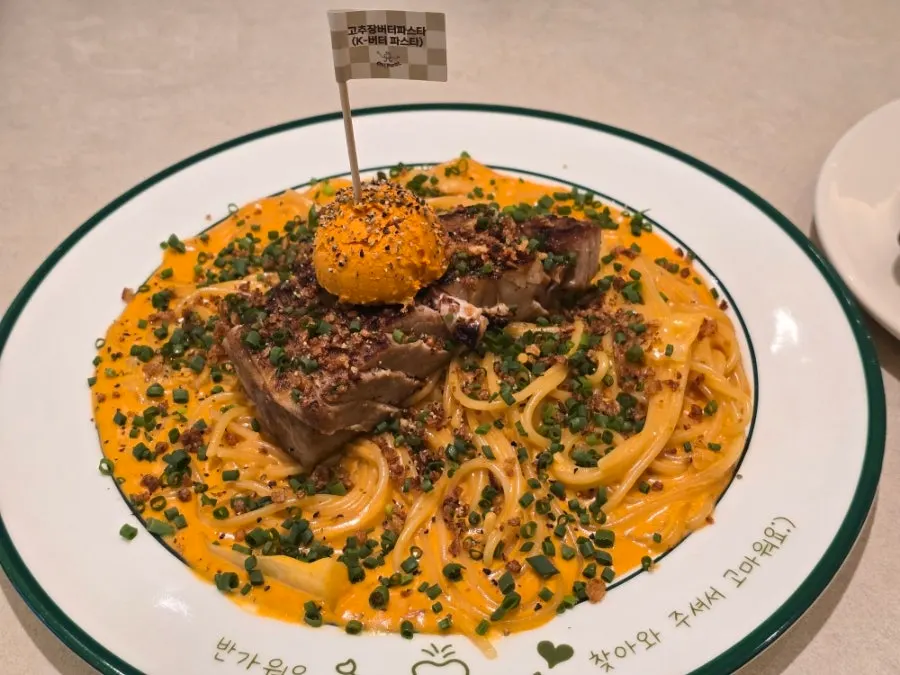 오밀 홍대 대표 메뉴 두 접시