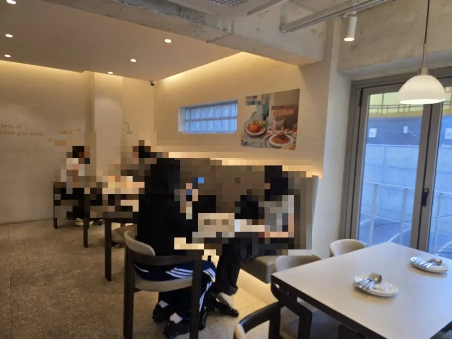 깔끔하고 아기자기한 오밀 홍대 매장 내부