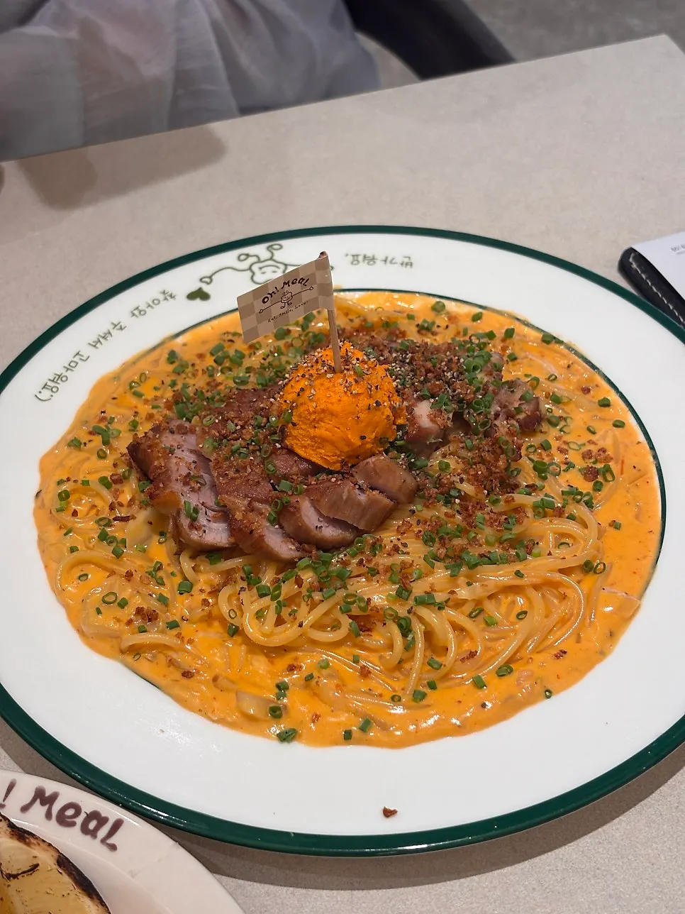 콘칩 같은 맛의 옥수수튀김 접시