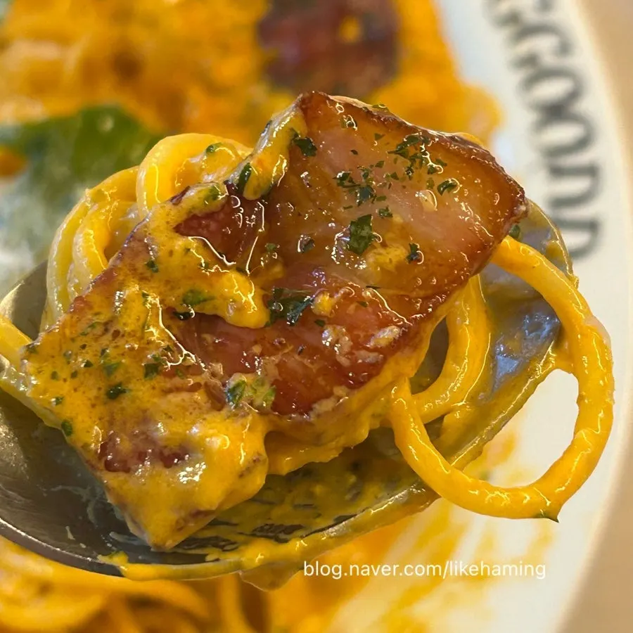 Fork lifting rosé pasta noodles