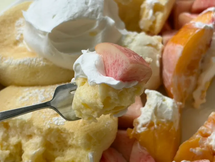 Soufflé served with ice cream and peach