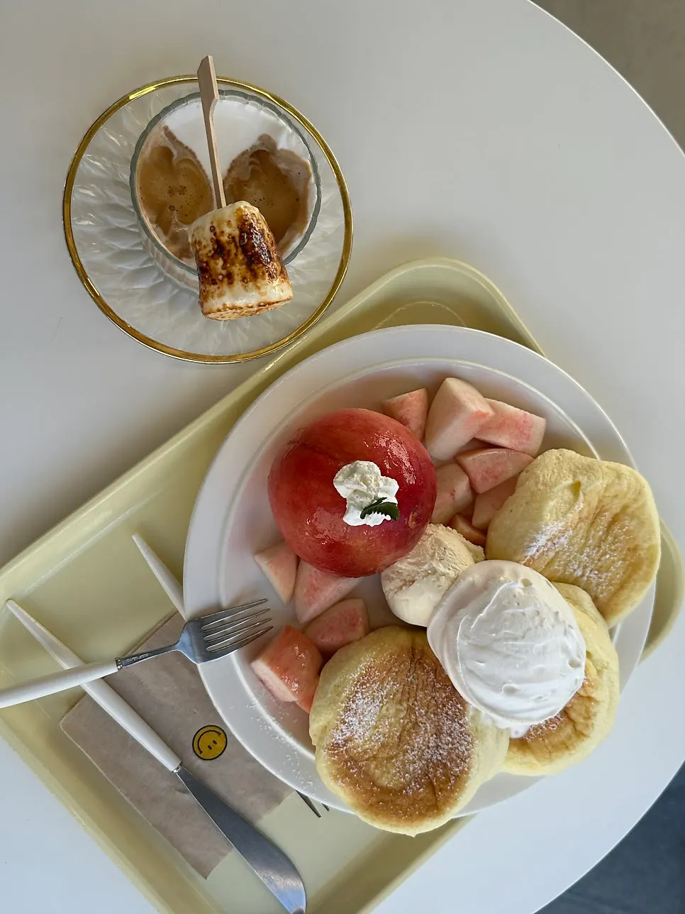 Table with peach soufflé and drink