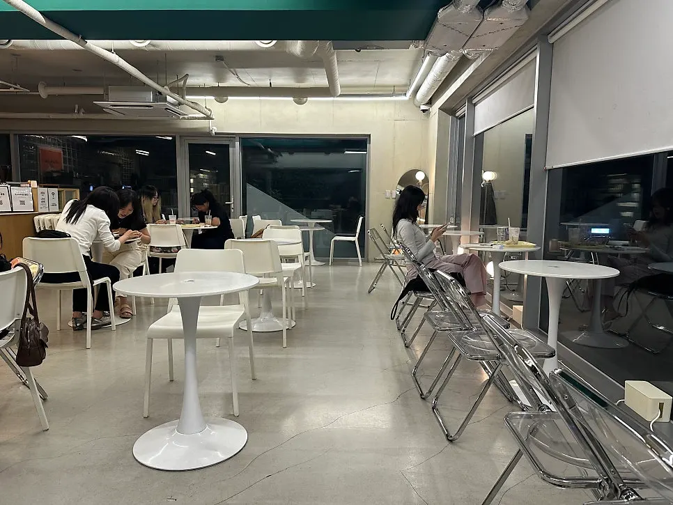 넓은 띵크프룻 매장 내부