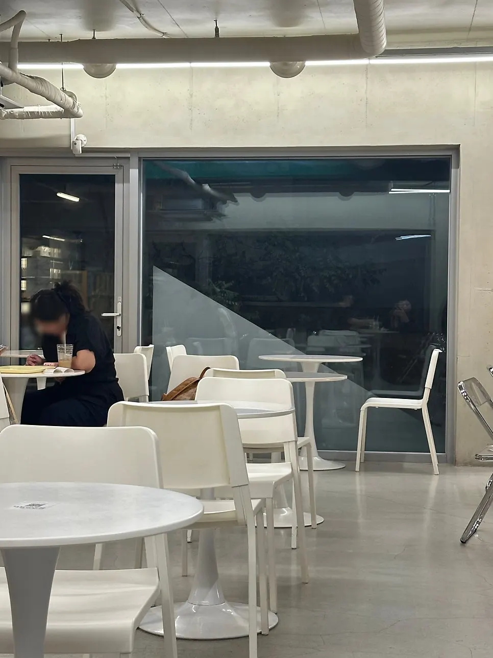 여유 있는 테이블 간격의 좌석