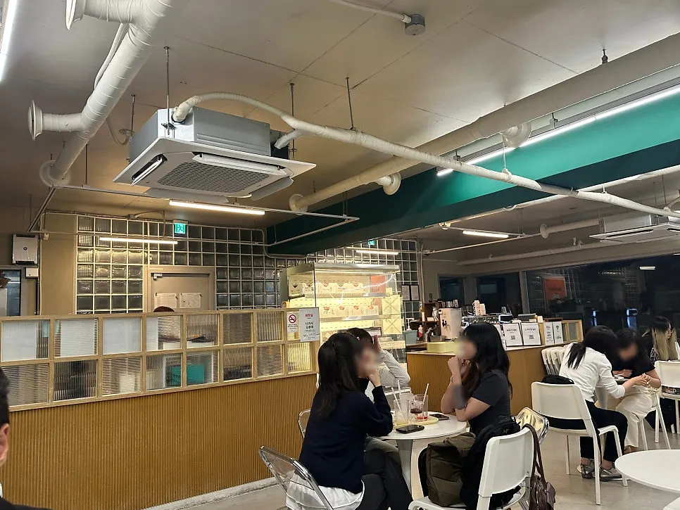 인더스트리얼과 화이트가 어우러진 내부