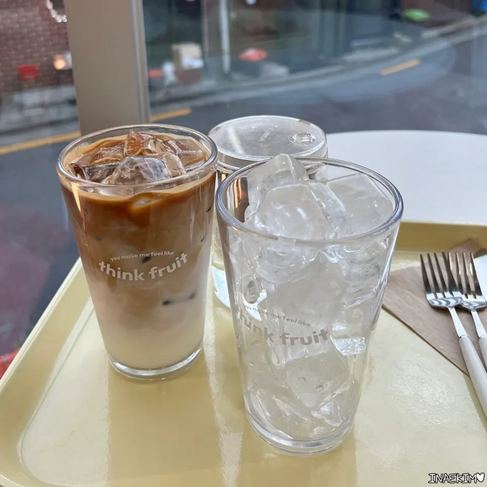 신기한 컵에 담긴 티